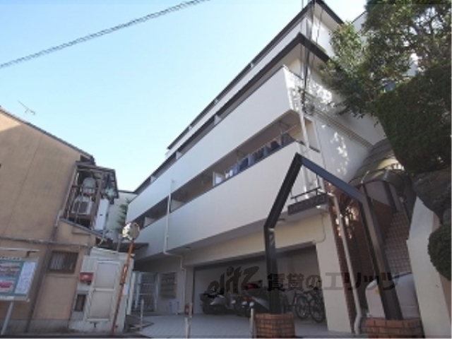 京都市伏見区醍醐上ノ山町のマンションの建物外観