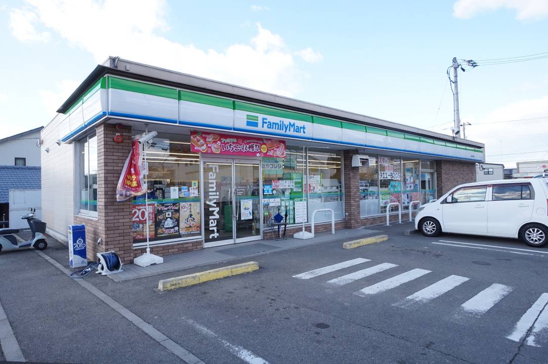 コンビニ　ファミリーマート松山内宮店（コンビニ）まで910m