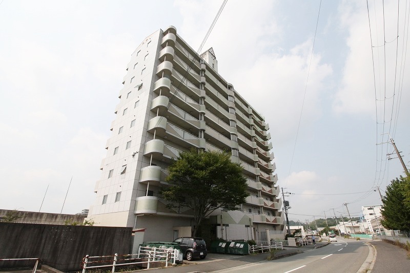 三田市大原のマンションの建物外観