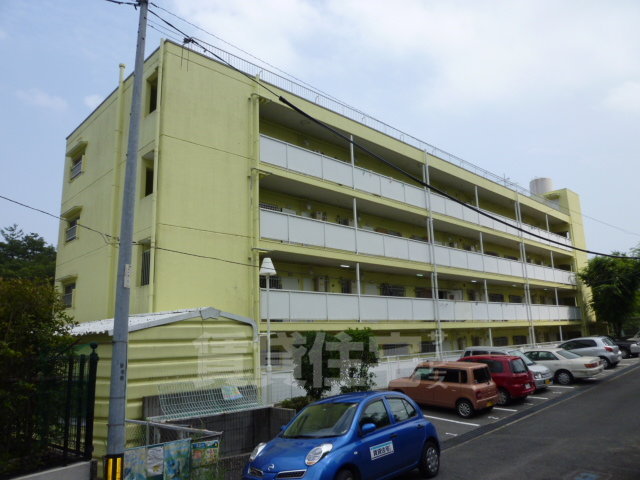 甲陽園東山ハイツの建物外観