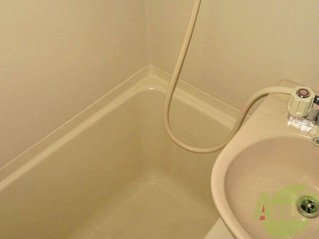 バス・シャワールーム　こちらはお風呂。一日の疲れをここで癒してください。