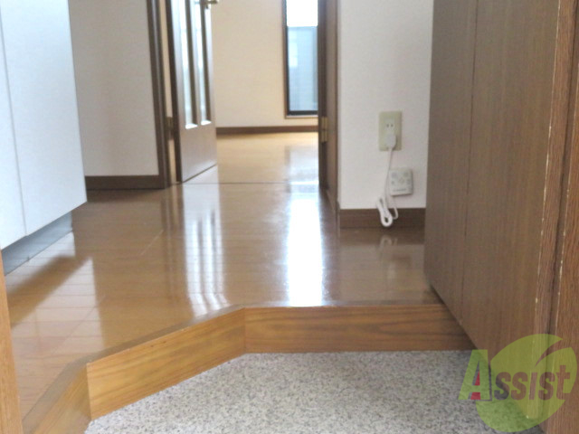 玄関　外から玄関を撮影してみました。広いリビングに繋がっています。