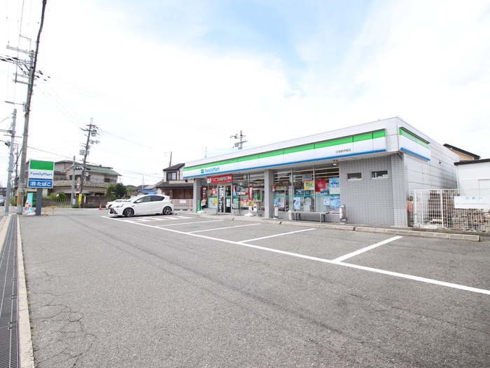 コンビニ　ファミリーマート（コンビニ）まで388m