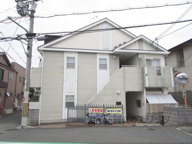 【枚方市上島東町のマンションの建物外観】