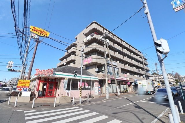 横浜市青葉区田奈町のマンションの建物外観