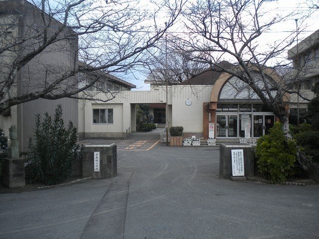 小学校　西麻植小学校（小学校）まで900m