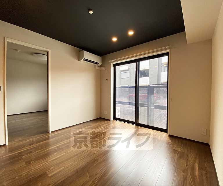 居室・リビング　落ち着いた雰囲気のお部屋です
