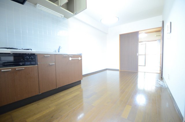 居室・リビング　冷蔵庫を設置しても十分な広さのダイニング