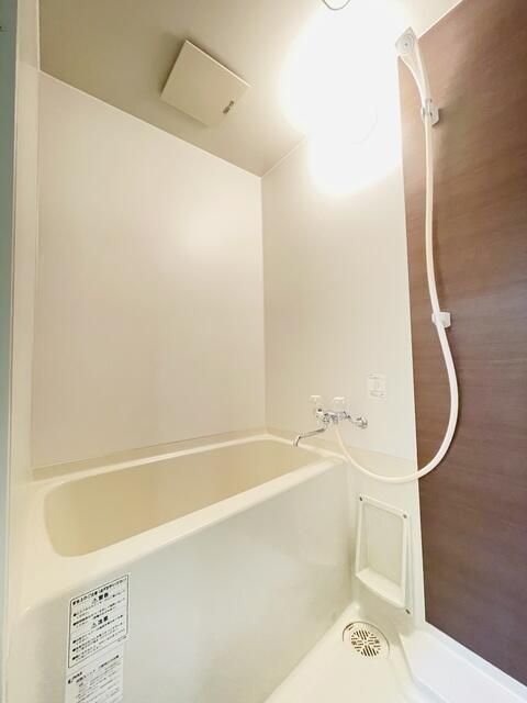 バス・シャワールーム　バスルームは浴槽付なので、ゆったり湯船につかれますね♪