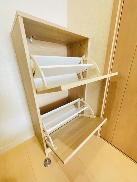 玄関　玄関には下駄箱があるのでスッキリとした空間を保てます