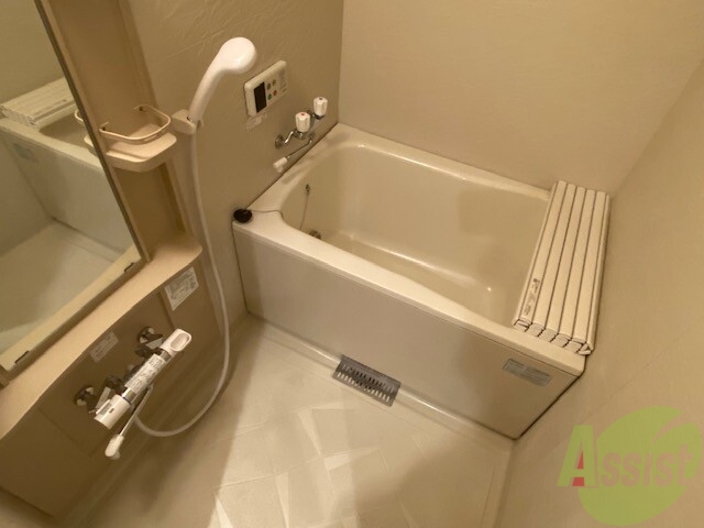 バス・シャワールーム　こちらはお風呂。一日の疲れをここで癒してください。