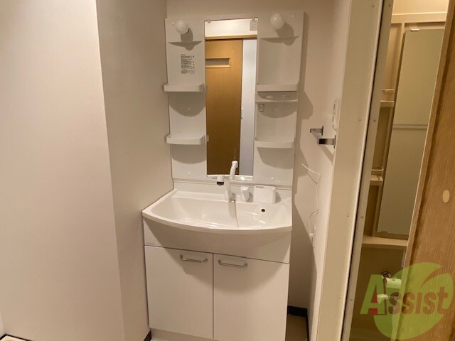 洗面設備　独立洗面台。朝の身支度はここでばっちり決めましょう。