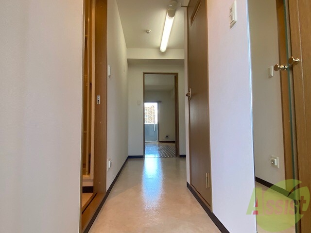 玄関　玄関から撮影してみました。広いリビングに繋がっています。