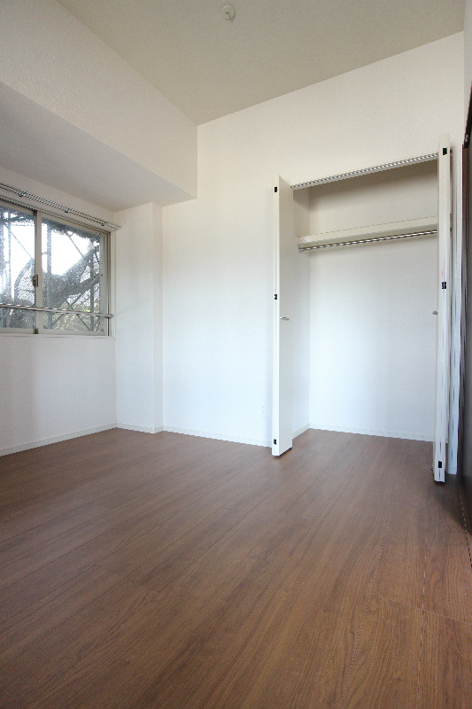 その他部屋・スペース　寝室に使うお部屋も6帖あり、ベットを置いても広いです。