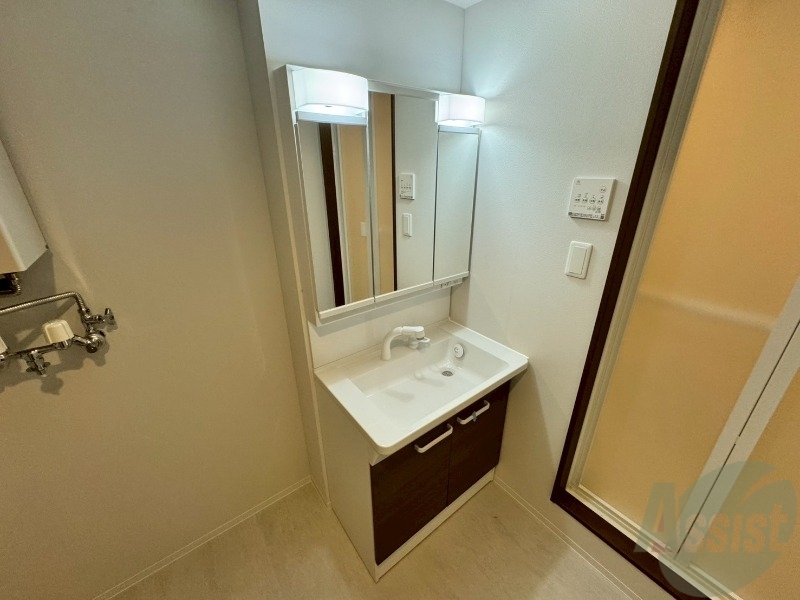 洗面設備　収納も豊富で使い勝手の良い洗面化粧台です。