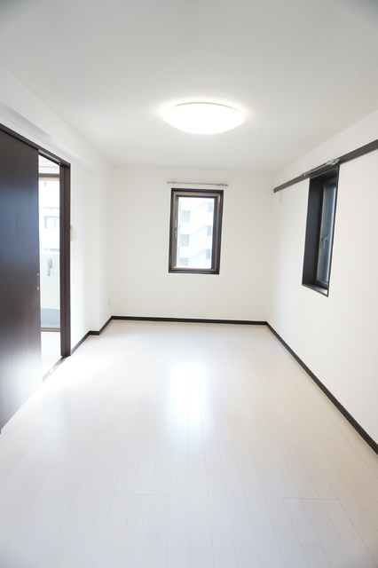 居室・リビング　９．４帖の広々とした洋室です♪