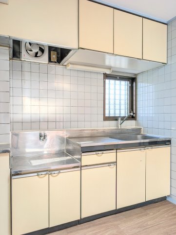 居室・リビング　天窓で明るいお部屋です。