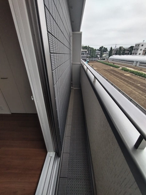 バルコニー　★出幅の小さいバルコニー　らくに洗濯物が干せます★