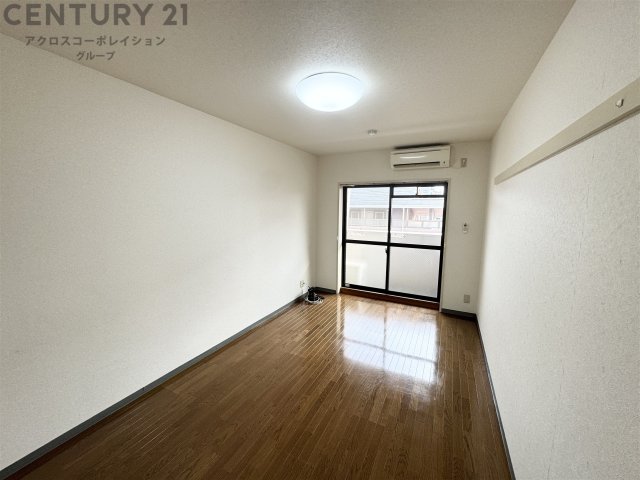 居室・リビング　床フローリングです