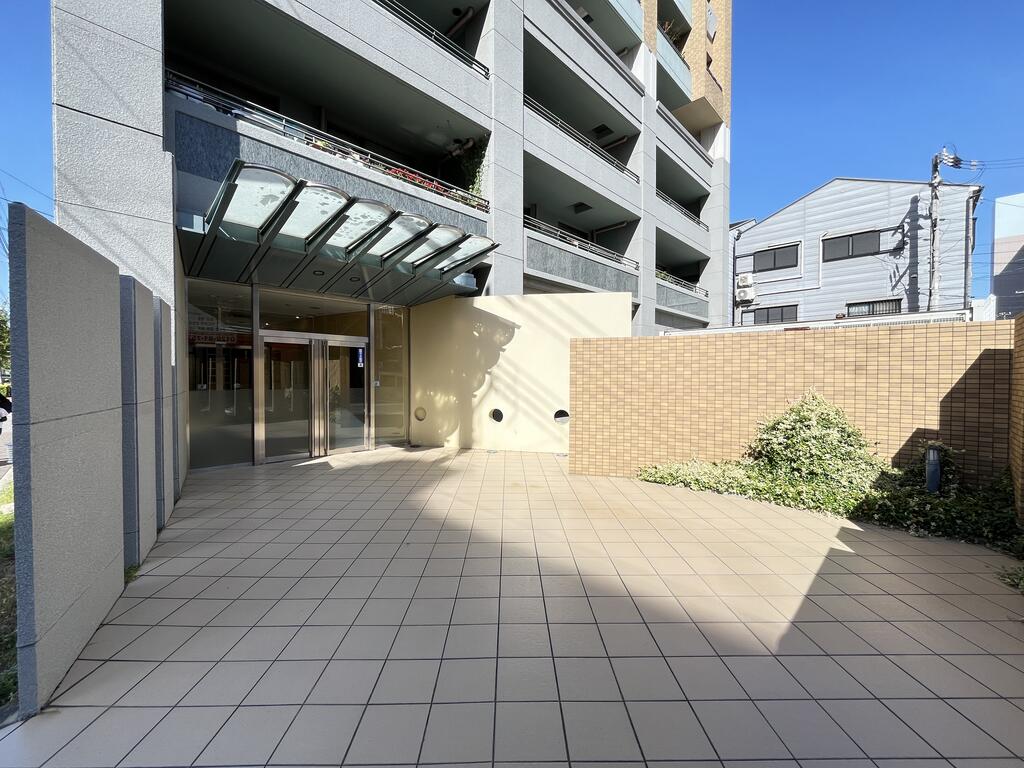 エントランス　※同建物別部屋のものを使用