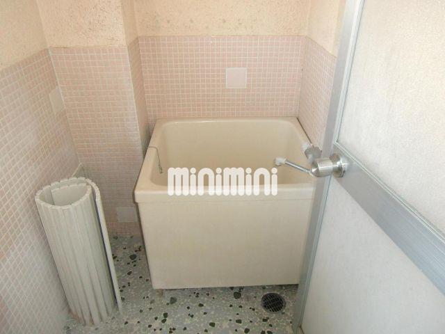 バス・シャワールーム　お風呂に小窓あり