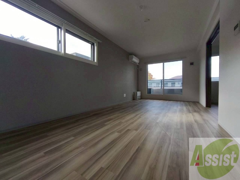 居室・リビング　フローリングや壁の色がお洒落な印象のリビングです。