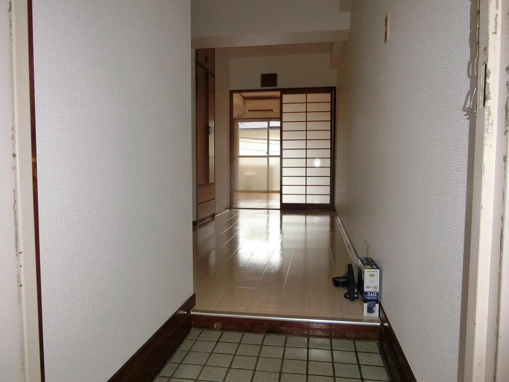 玄関　※写真は以前のものです。現況を優先させていただきます。