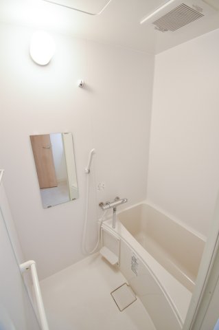 バス・シャワールーム　ちょうどいいサイズのお風呂です。お掃除も楽にできますよ。