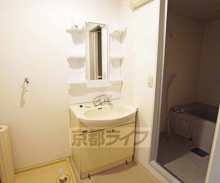 洗面設備　独立洗面台で小物を置く場所もたくさんありますね。