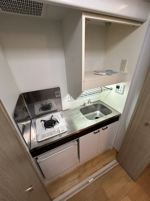 キッチン　コンパクトな冷蔵庫がついたキッチンです♪