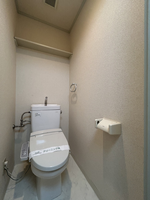 トイレ　温水洗浄便座付きで清潔感があります