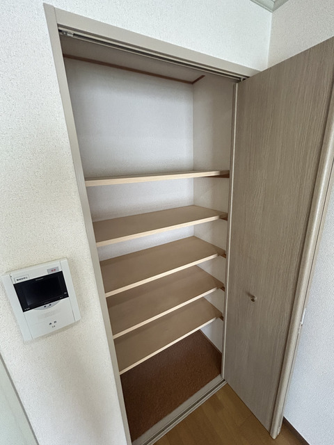 収納　棚付きの収納は便利ですね♪