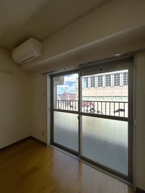 バルコニー　太陽の光が降り注ぐ室内です♪