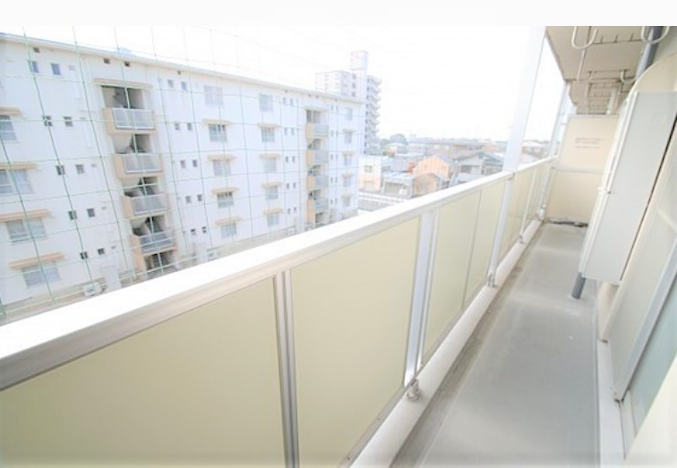 バルコニー　暖かな日差しのふりそそぐバルコニー