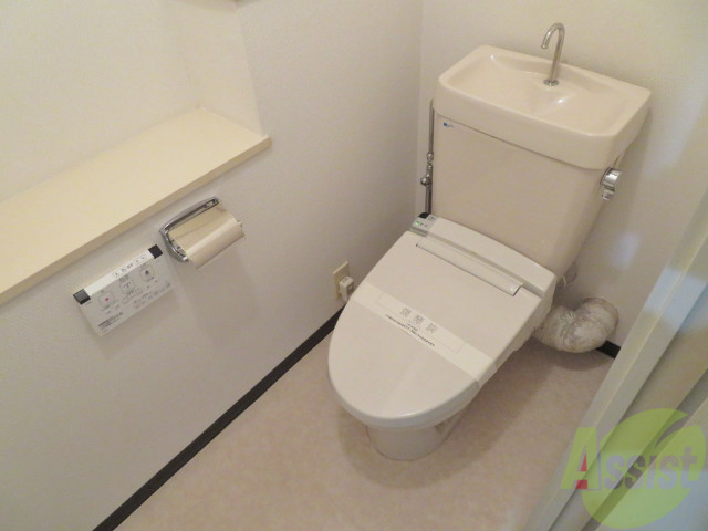 トイレ　人気のウォシュレットつきのトイレです。快適に生活できますよ。