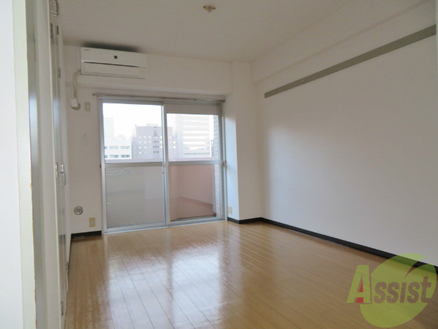 居室・リビング　南向きの明るいお部屋ですよ。こちらは６帖の洋室です。