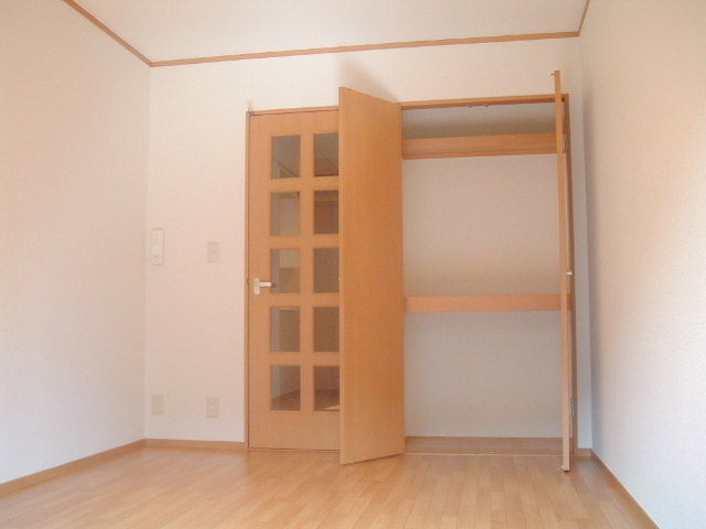 居室・リビング　バルコニーから室内へ　高さのある収納