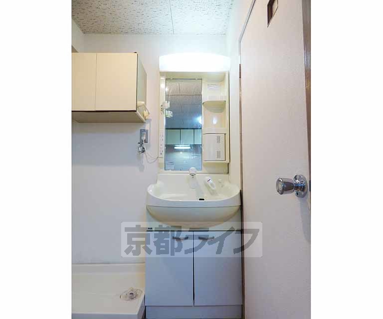 洗面設備　綺麗な洗面台です。