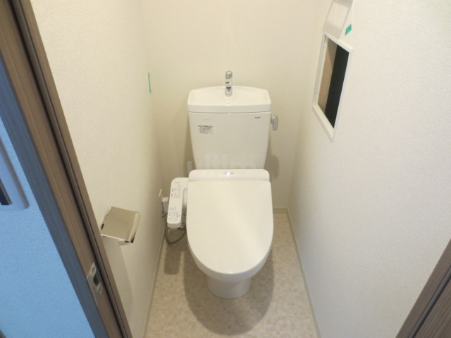 トイレ　違うお部屋の写真です。ご参考までに