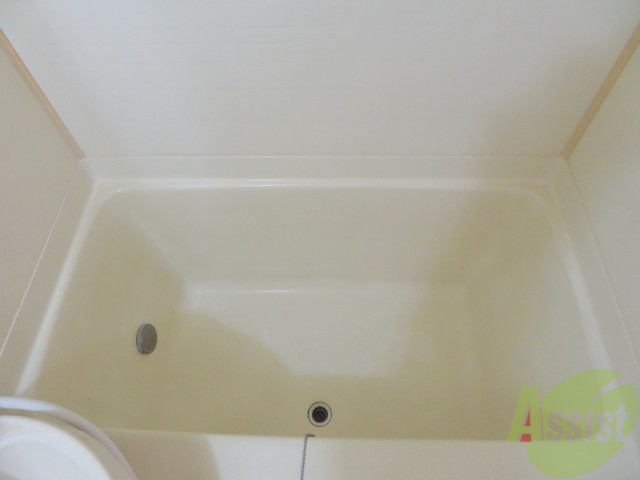 バス・シャワールーム　バスルームは狭すぎず、シャワーも浴びやすそうです。