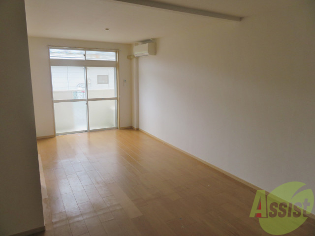 居室・リビング　１２．７帖のＬＤＫです。広々として、きれいですね。