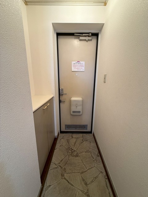 玄関　シューズボックス付きで玄関もすっきり片付きます！上に写真やか