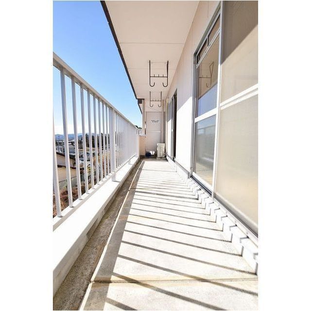 バルコニー　２部屋に渡る広々バルコニー