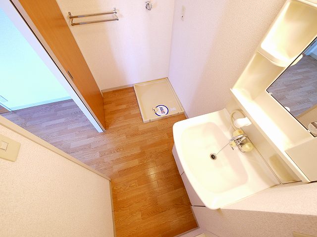 洗面設備　独立洗面台、朝の身支度には欠かせません