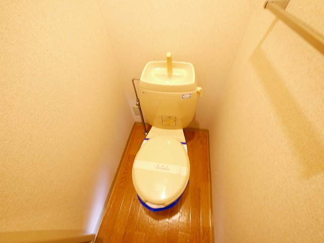 トイレ　落ち着いた色調のトイレです
