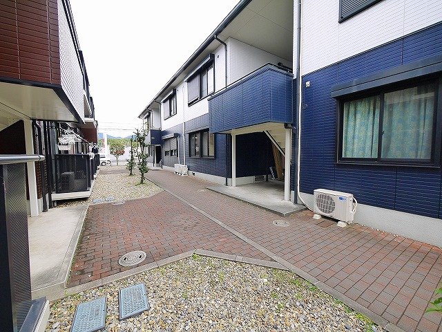 その他共有部分　ゆとりのある建物入り口です