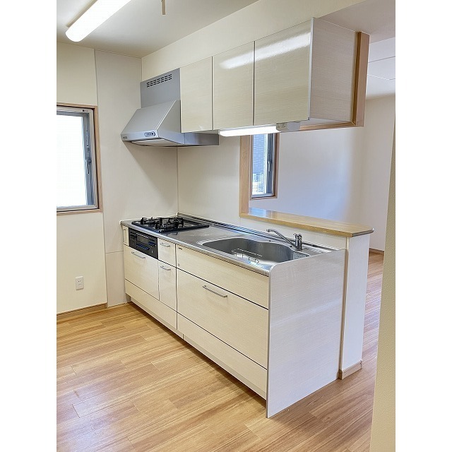 キッチン　３口ガスコンログリルつき