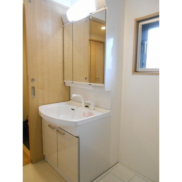 洗面設備　三面鏡洗面化粧台・室内洗濯機置