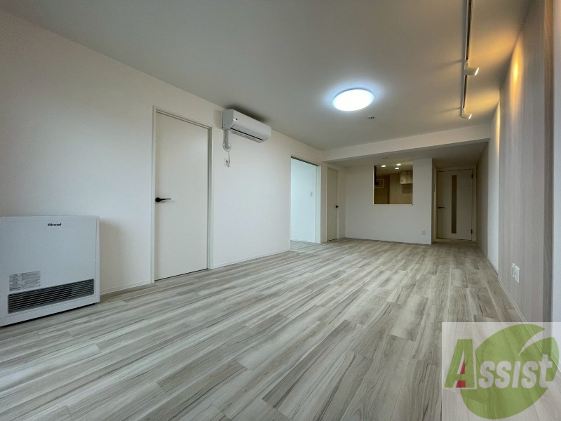 居室・リビング　木目のフローリングは落ち着きのある印象のお部屋になりますね。