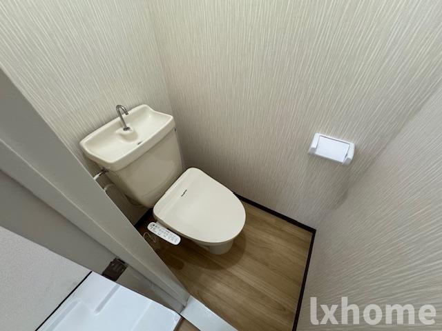 トイレ　落ち着いた色調のトイレです